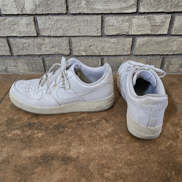 WhiteNIKEAir Force 1 Sneaks